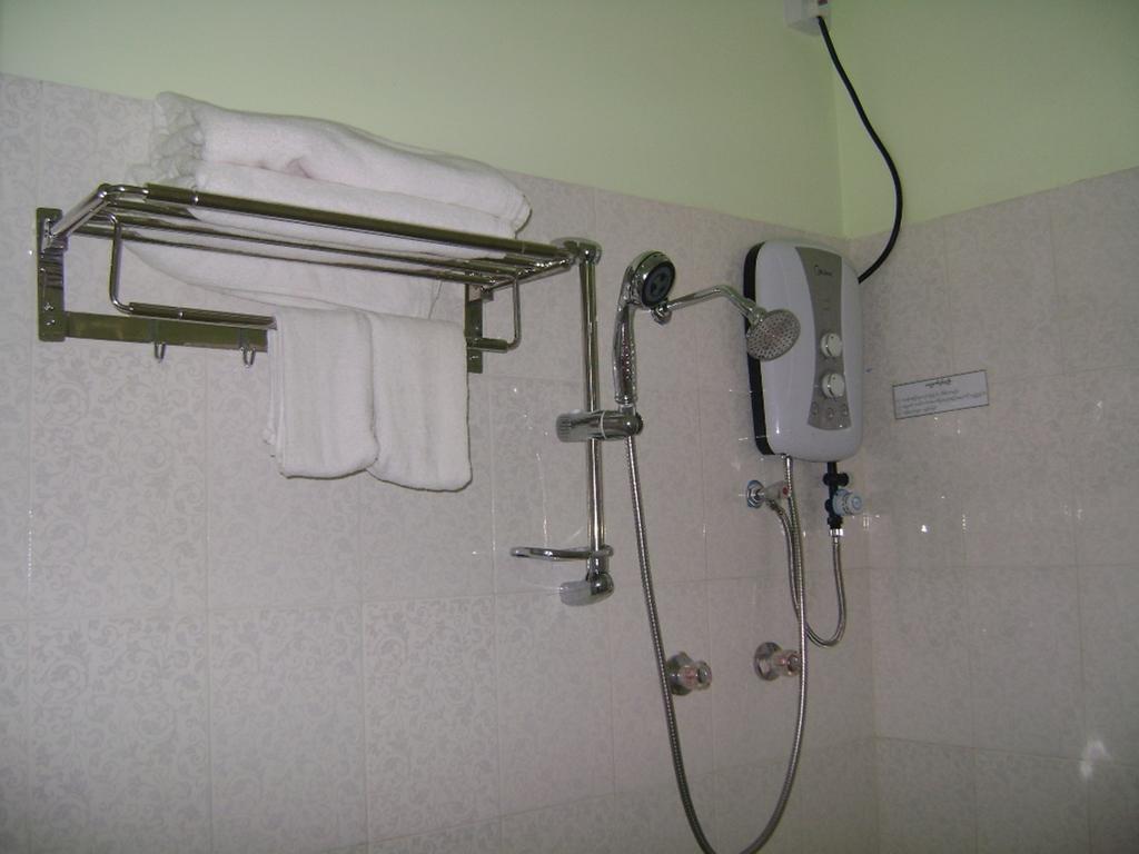 Royal Boss Hotel Yangon Room photo